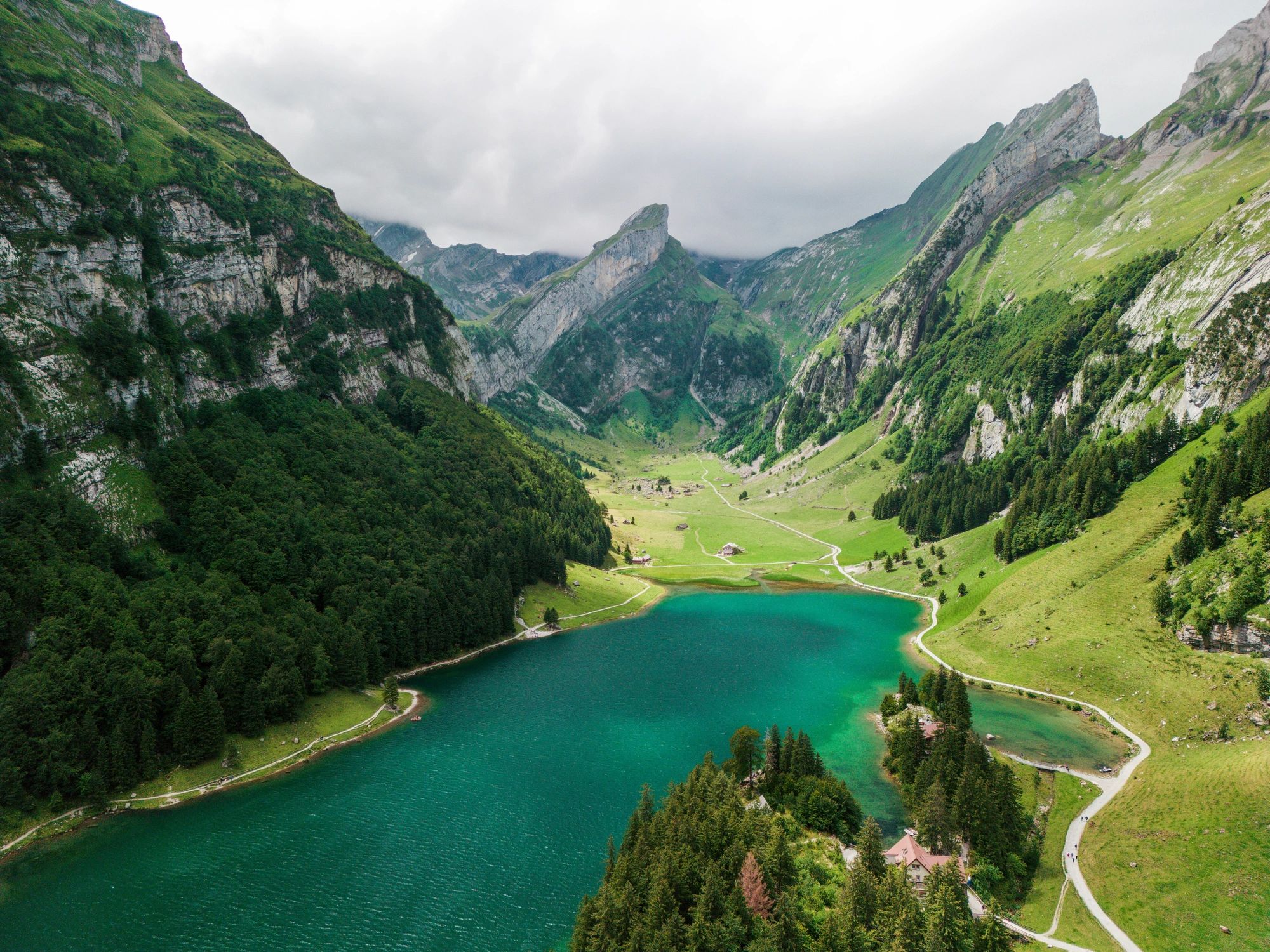 Lago tranquilo rodeado de montañas