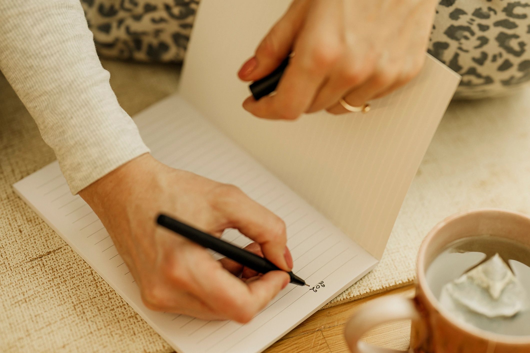 Persona escribiendo en un cuaderno durante una pausa tranquila