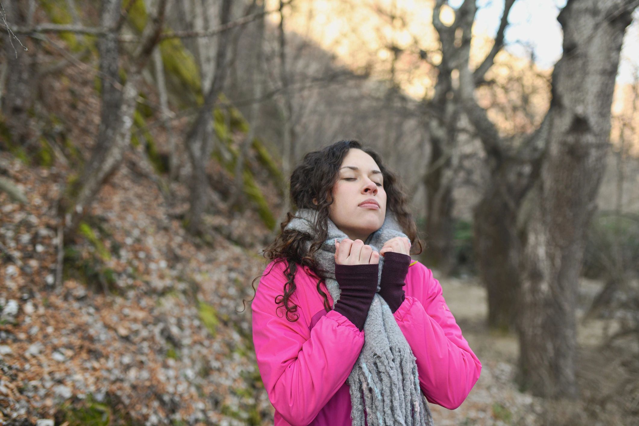 Persona disfrutando un momento de atención plena en un bosque